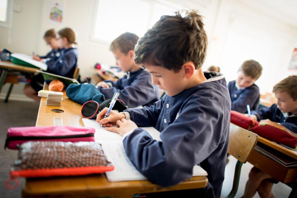 Élèves attentifs en classe à l'École des Tilleuls